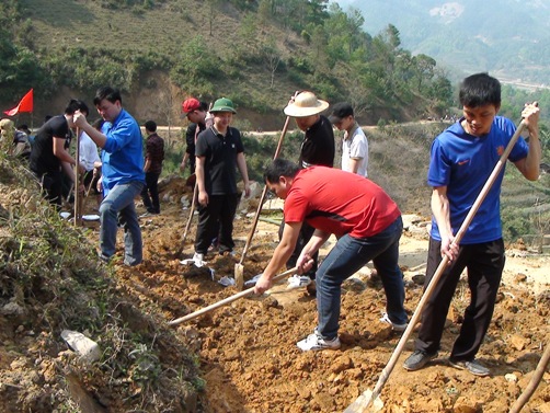 ĐVTN tham gia tu sửa đường giao thông nông thôn tại nguyên Bình